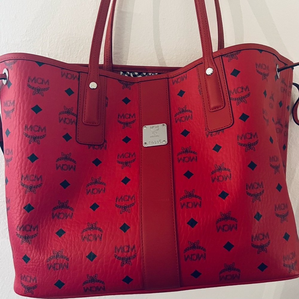 Mcm Red & Black oversized bag w. Small clutch.